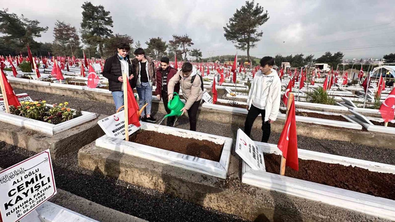 Kahramanmaraş’ta depremin yıldönümünde mezarlıklar doldu taştı