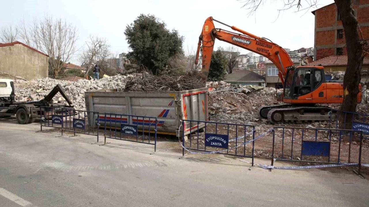 Eyüpsultan'da Haliç Hospital binasının yıkımı tamamlandı