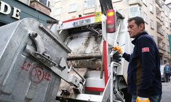 Belediye başkanı 1 Mayıs’ta çöp kamyonunun arkasında mesai yaptı