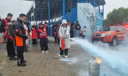 Manisa İtfaiyesi’nden Kızılay gönüllülerine temel yangın eğitimi