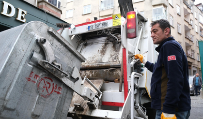 Belediye başkanı 1 Mayıs’ta çöp kamyonunun arkasında mesai yaptı