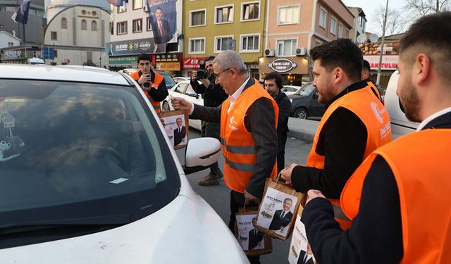 Eyüpsultan'da trafikte kalan vatandaşlara iftariyelik ikramlarda bulundu