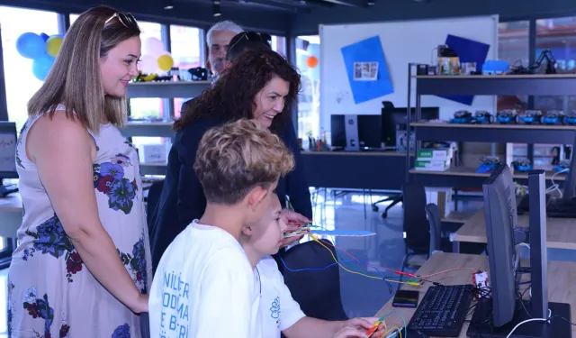 Bursa Nilüfer'de gençler teknolojiyi eğlenerek öğreniyor