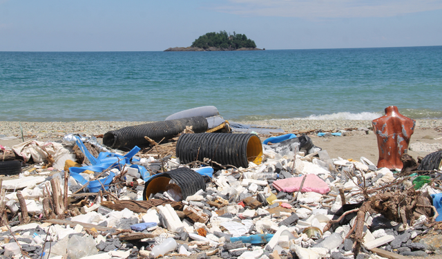 Giresun sahilindeki çöp alanı ada manzarasına gölge düşürüyor