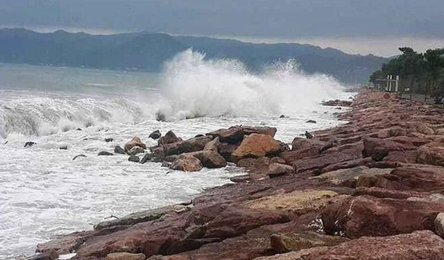 Giresun'da olumsuz hava koşulları nedeniyle denize girmek yasaklandı