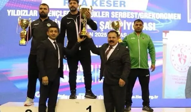 Sakarya'nın güreşçileri Sivas’ta şampiyon oldu
