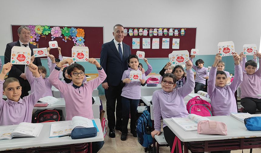 Sultangazi Belediyesi'nden 45 bin öğrenciye eğitsel zeka gelişim oyunu hediye edildi