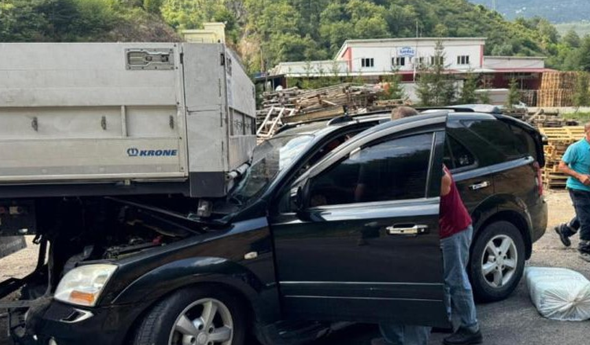 Giresun'da otomobil park halindeki tıra çarptı: 4 yaralı